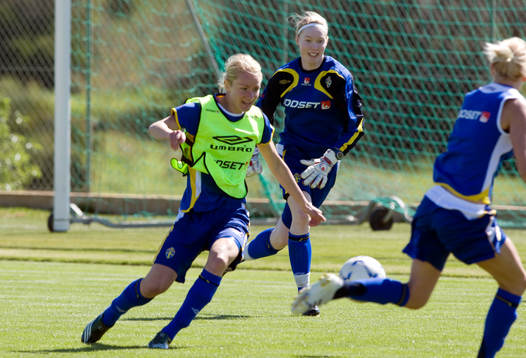 Stina Segerström och  Hedvig Lindahl, målvakt