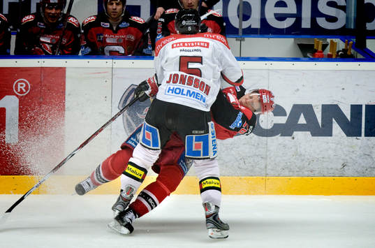 Hans Jonsson, MODO, trycker till Petri Pakaslahti,