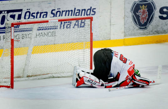 Karol Krizan, målvakt, MODO, ligger ned i smärtor
