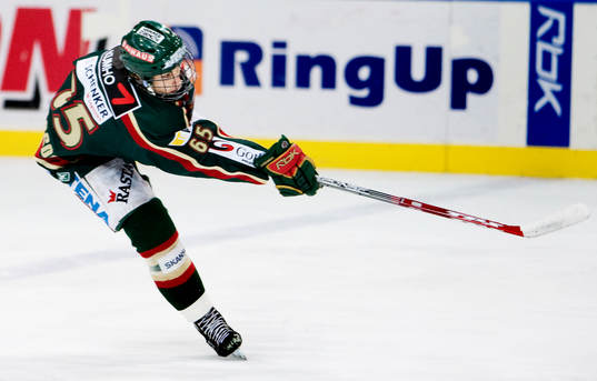 Erik Karlsson, Frölunda, ser ut att ha blott ett ben och