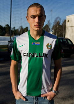 Petter Andersson, Hammarby, visar säsongens matchtröja