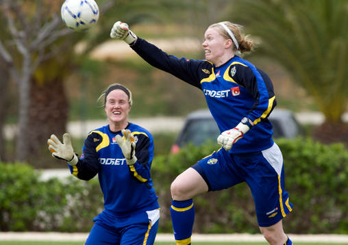 Kristin Hammarström, målvakt och Hedvig Lindahl, målvakt