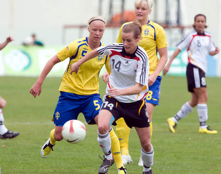 Caroline Seger, Sverige, Simone Laudehr, Tyskland, och