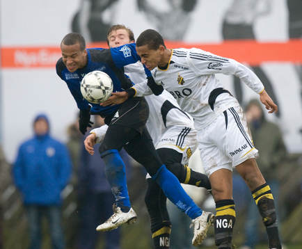 Marcus Olsson, Halmstad, och Saihou Jagne, AIK, nickduell