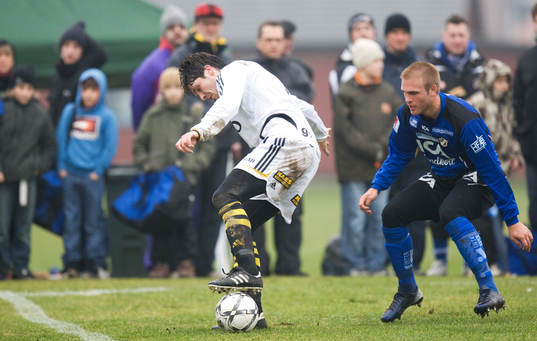 Bojan Djordic trampar på bollen, Jesper Westerberg avvaktar