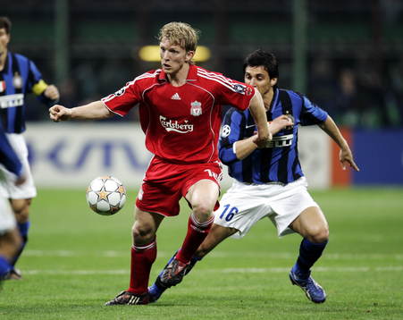 Dirk Kuyt, Liverpool och Nicolas Burdisso, Inter