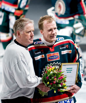 Niklas Andersson, Frölunda, får pris som säsongens