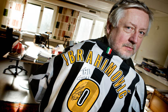 Leif GW Persson visar sin tröja som Zlatan Ibrahimovic har