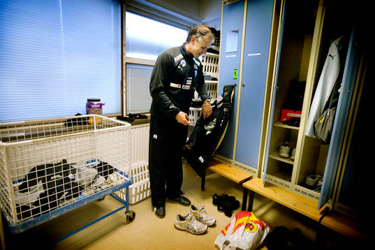 Roland Nilsson, tränare, i omklädningsrummet på Malmö