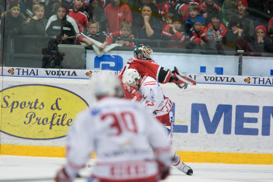 Karol Krizan, Målvakt Modo slår på Johan Andersson,
