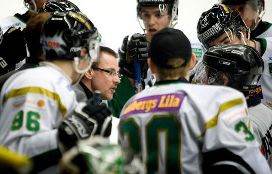 Färjestad inkl tränare Tommy Samuelsson diskuterar med