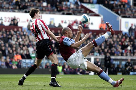 John Carew, Aston Villa, skjuter