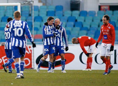Gustav Svensson klappar om Jonas Wallerstedt, Göteborg