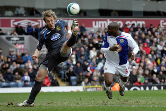 Erik Edman, Wigan, skadar sig.  Jason Roberts, Blackburn,