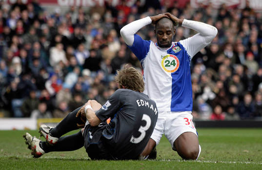 Jason Roberts, Blackburn, är bekymrad när Erik Edman,