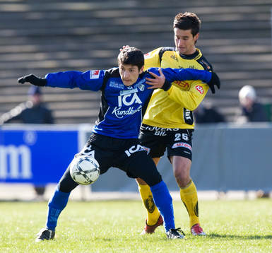 Anel Raskaj, Halmstad, håller undan för Elmin Kurbegovic,