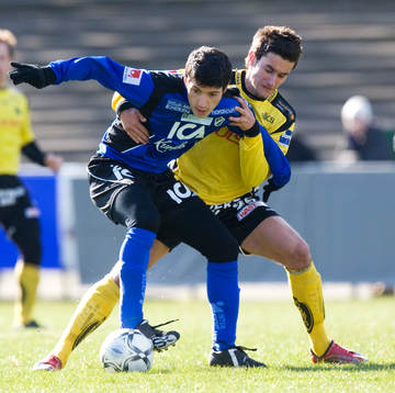 Anel Raskaj, Halmstad, håller undan för Elmin Kurbegovic,