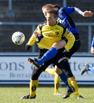 Peter Larsson trycker Anders Svensson i ryggen
