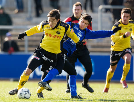 Anel Raskaj trycker Stefan Ishizaki i ryggen