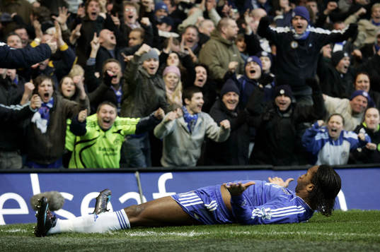 Didier Drogba, Chelsea, firar sitt mål och publiken jublar