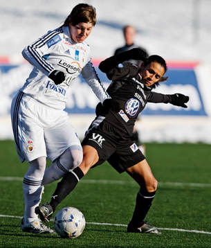Linda Forsberg, Djurgården, i närksmp med Marta, Umeå