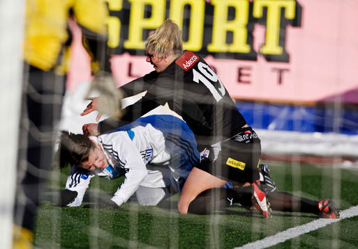 Ramona Bachmann, Umeå, överföll en Djurgården-spelare