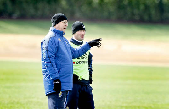Lars Lagerbäck pratar med Fredrik Ljungberg