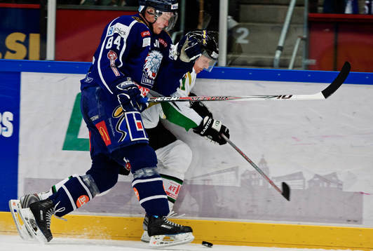 Patric Blomdahl, Linköping, trycker till  Jesper Mattsson,