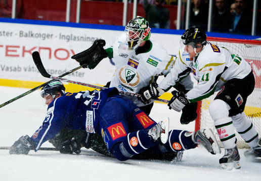 Fredrik Emvall, Linköping, trycks ner av  Jesper Mattsson,