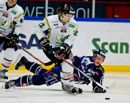 Per Åslund, Färjestad, jagas av Patric Blomdahl,