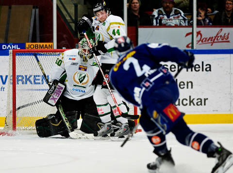 Andreas Pihl, Linköping, skjuter ett skott på mål