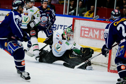 Jonas Gustavsson, målvakt, Färjestad, släpper in ett