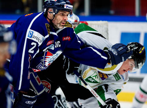 Andreas Pihl, Linköping, trycker till Mikael Johansson,