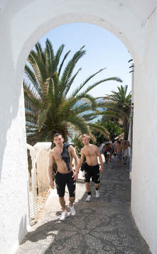 Burim Rexhepi och Oskar Olsson på promenad i vackra Nerja