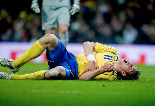 Johan Elmander, Sverige, har ont i revbenen
