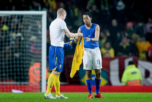 Fredrik Stoor, Sverige, och Robinho, Brasilien byter tröjor