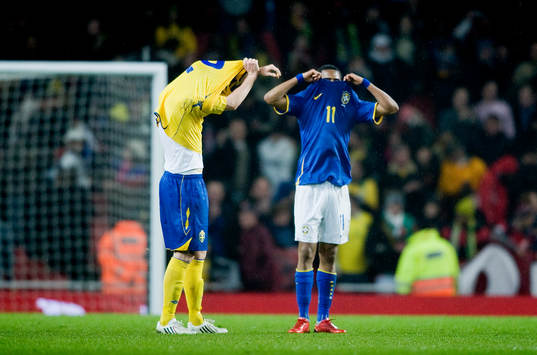 Fredrik Stoor, Sverige, och Robinho, Brasilien byter tröjor