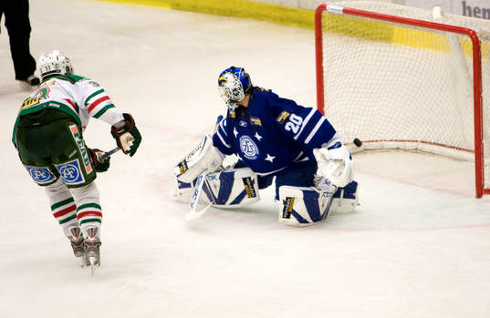 Brett Harkins sätter straff och kvitterar till 1-1 på