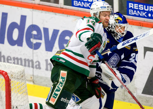 Mikael Gath tacklar Edward Belfour