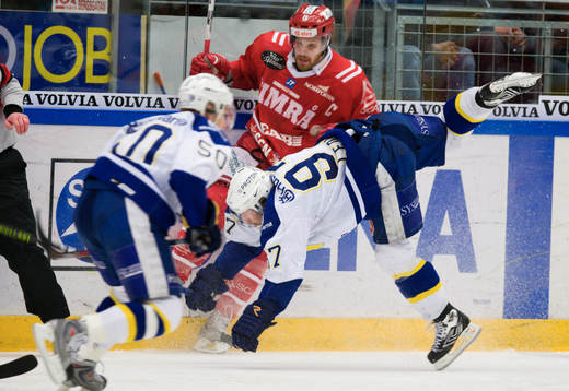 Sanny Lindström, Timrå och Per Ledin, HV71 krockar