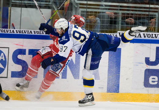 Sanny Lindström, Timrå och Per Ledin, HV71 krockar