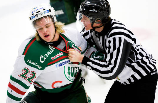 Tommy Enström bråkar med linjeman