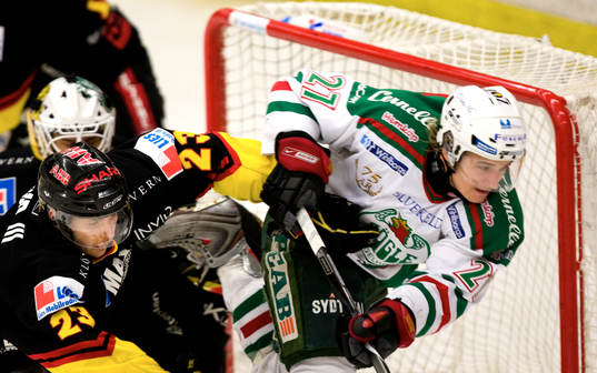 Johannes Salmonsson tacklas av David Lidström