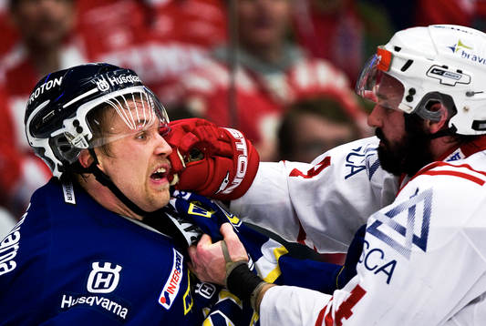 Martin Thörnberg åker på smocka av Robin Jonsson,
