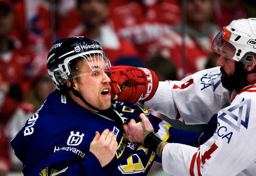 Martin Thörnberg åker på smocka av Robin Jonsson,