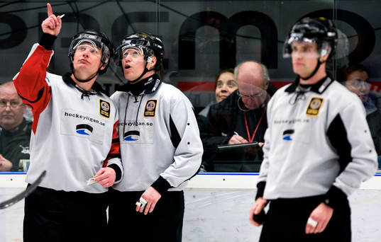 Domare Marcus Vinnerborg och linjeman Leo Takula och Tomas
