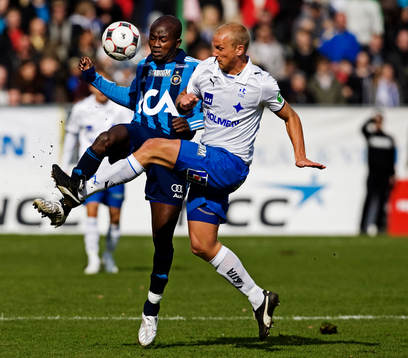 Thomas Magnusson, IFK Norrköping, tar bollen av Jones Kusi