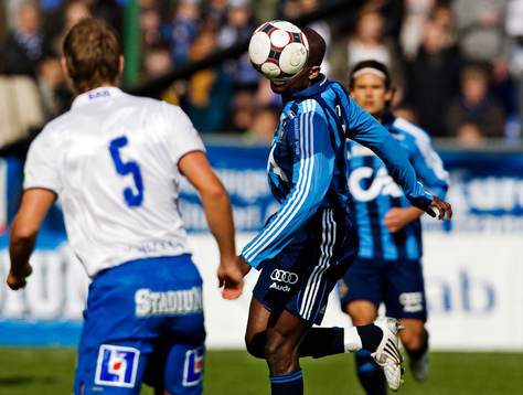 Jones Kusi Asare, Djurgården, nickar bollen
