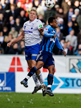 Anders Whass, Norrköping, i luftkamp med Thiago Quirino Da