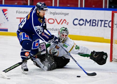 Kim Staal, Linköping, gör mål på Jonas Gustavsson,